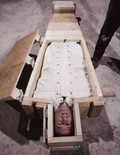 Drumme Mag Picture Man Restrained In Wooden Box